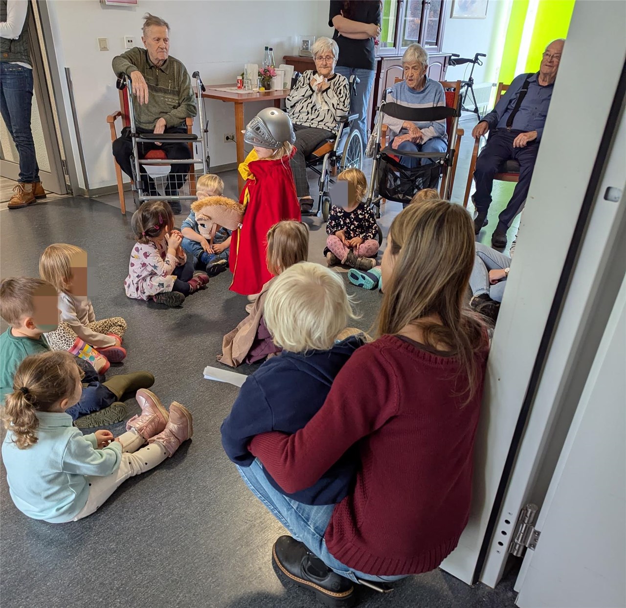 Kinder des Kindergartens St. Georg besuchen das Caritas-Altenzentrum St. Josef mit ihren Laternen und feiern gemeinsam mit den Bewohnerinnen und Bewohnern Sankt Martin.