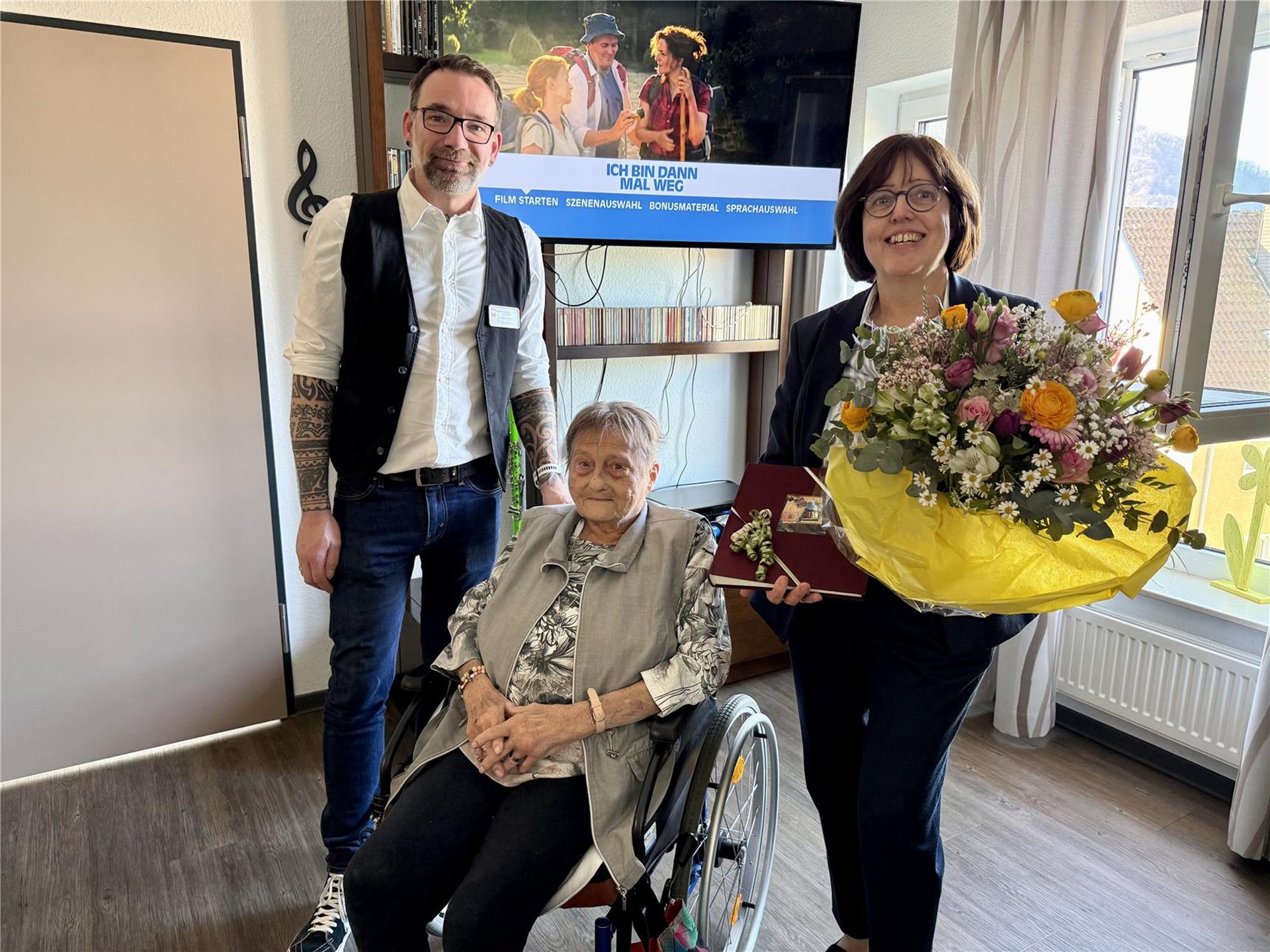 Einrichtungsleiter Carsten Bachert und Christa Zeugner mit Rosmarie Bührmann-Müller von der Victoria-Apotheke im Caritas-Altenzentrum St. Martin.