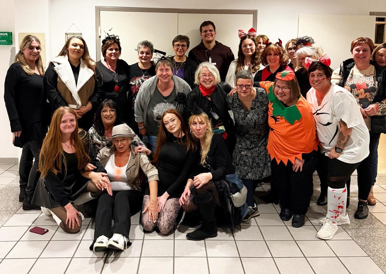 Gruppenfoto der Teilnehmerinnen und Teilnehmer der Halloween-Party im Altenzentrum Arzbach.