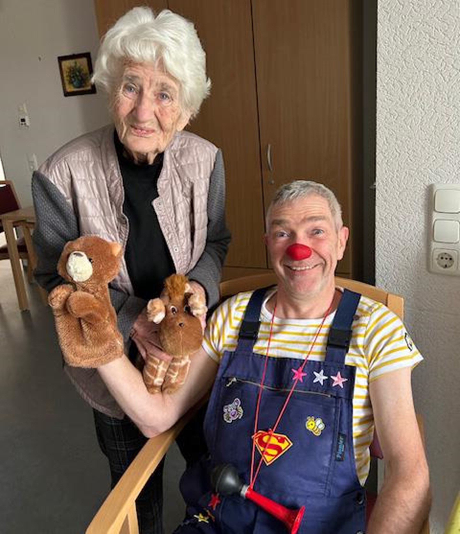 Clowndoktoren besuchen Bewohnerinnen und Bewohner im Caritas-Altenzentrum Haus Helena in Hachenburg, sorgen mit Humor, kleinen Einlagen und persönlichen Begegnungen für Freude und eine heitere Atmosphäre.