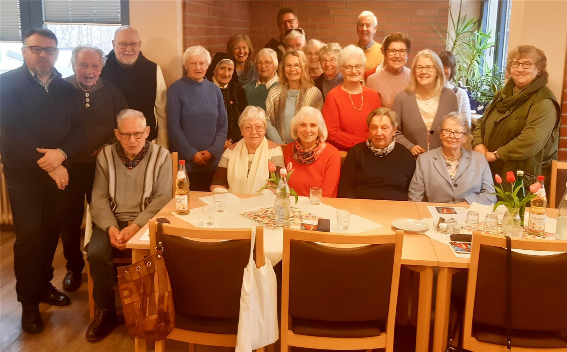 Gruppenbild aller Teilnehmerinnen und Teilnehmer am Besinnungstag in Hachenburg.