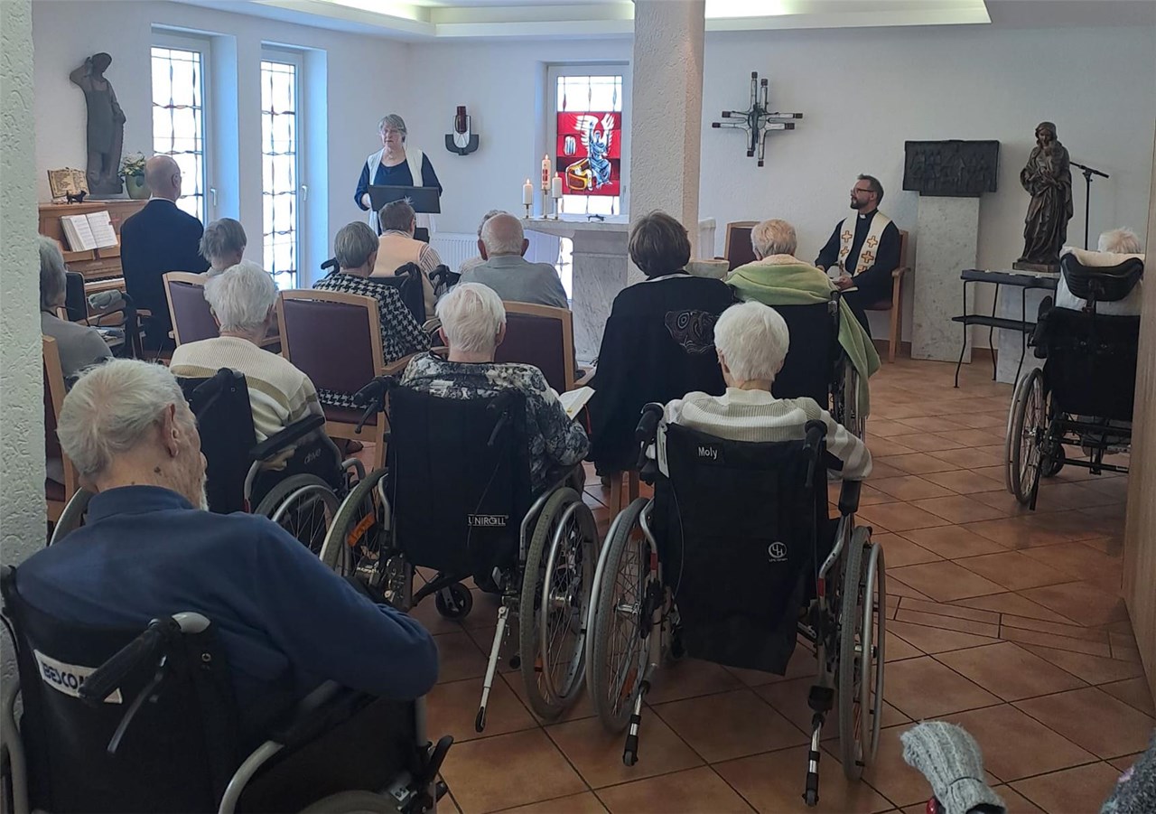 Eindrücke vom ökumenischen Ostergottesdienst im Caritas-Altenzentrum St. Josef.