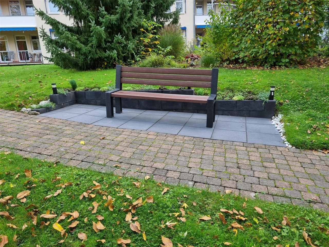 Die neue Bank im Garten des Altenzentrums.