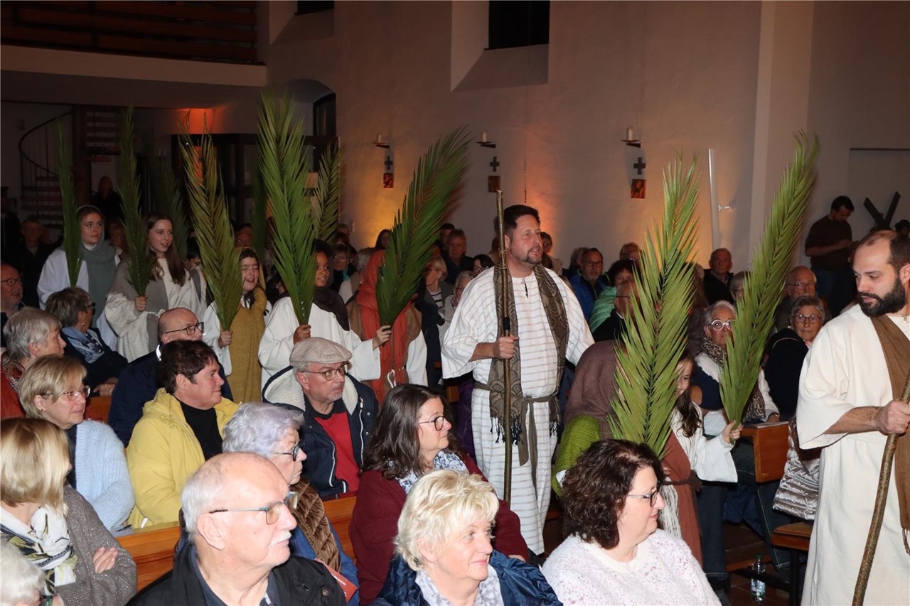 Bewohnerinnen und Bewohner des Caritas-Altenzentrums St. Josef besuchen die Aufführung des Passionsspiels ‚Die Ungetreuen‘ der Theatergruppe Arzbach in der Kirche St. Peter & Paul und verfolgen die Darstellungen der Schauspielerinnen und Schauspieler aufmerksam.