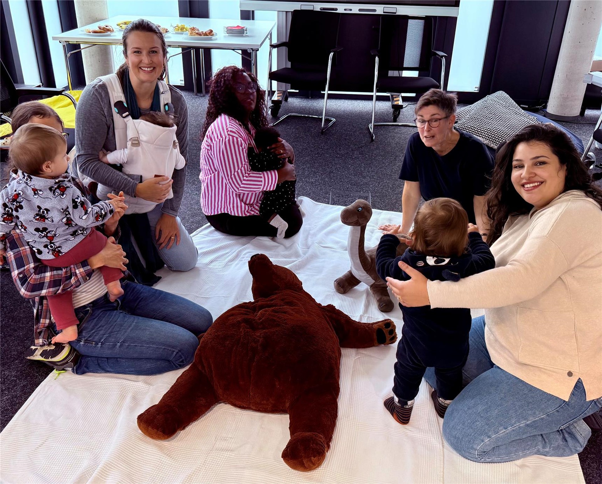 Mütter, Kinder und Hebamme beim gemeinsamen Müttertreff im Caritas-Zentrum.