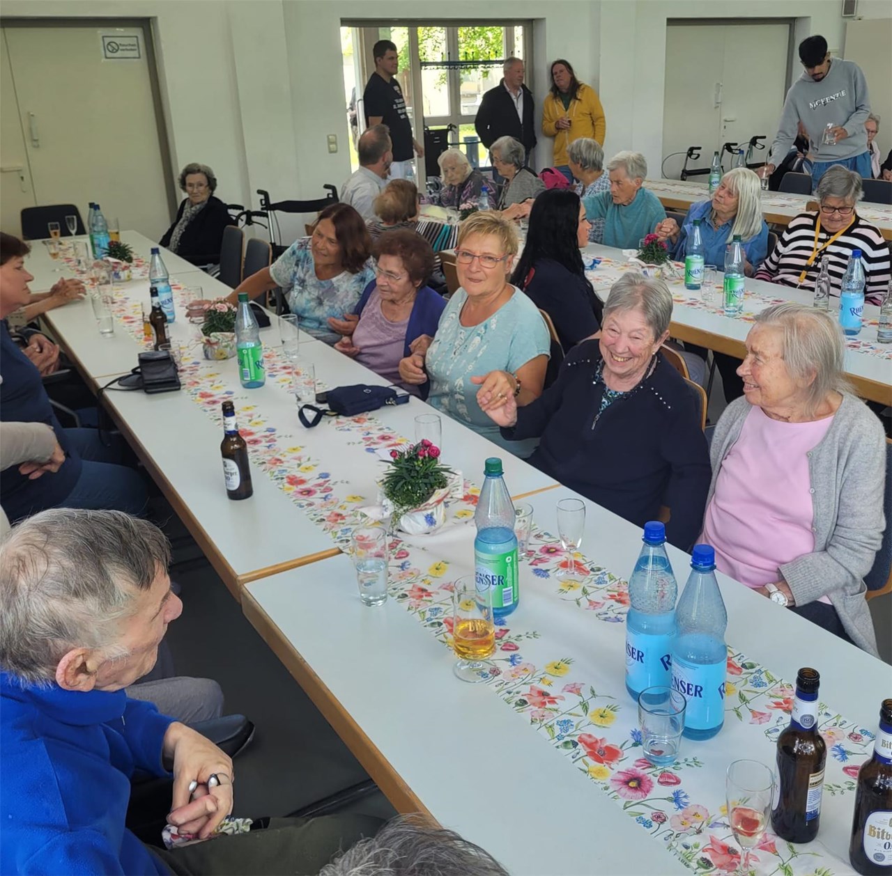 Sommerfest im Caritas-Altenzentrum St. Josef in Arzbach: Bewohnerinnen und Bewohner, Angehörige und Mitarbeitende feiern gemeinsam bei Musik, Gottesdienst und geselligem Beisammensein.