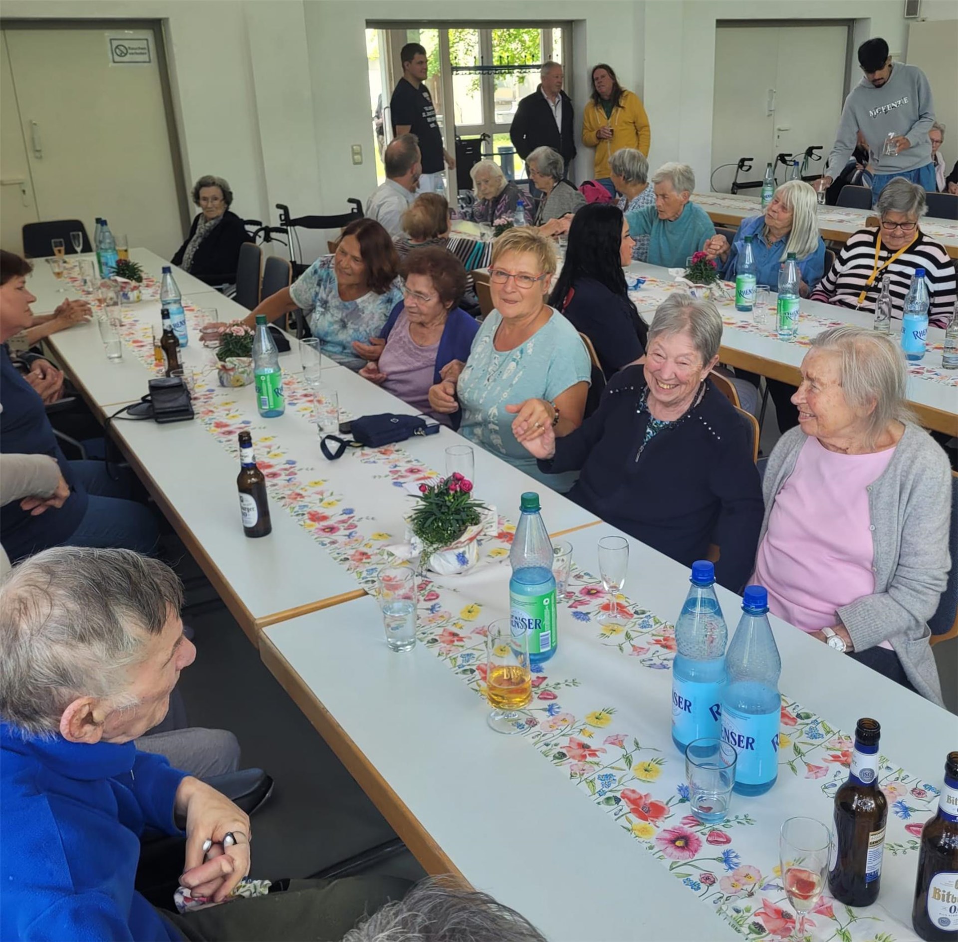 Sommerfest im Caritas-Altenzentrum St. Josef in Arzbach: Bewohnerinnen und Bewohner, Angehörige und Mitarbeitende feiern gemeinsam bei Musik, Gottesdienst und geselligem Beisammensein.