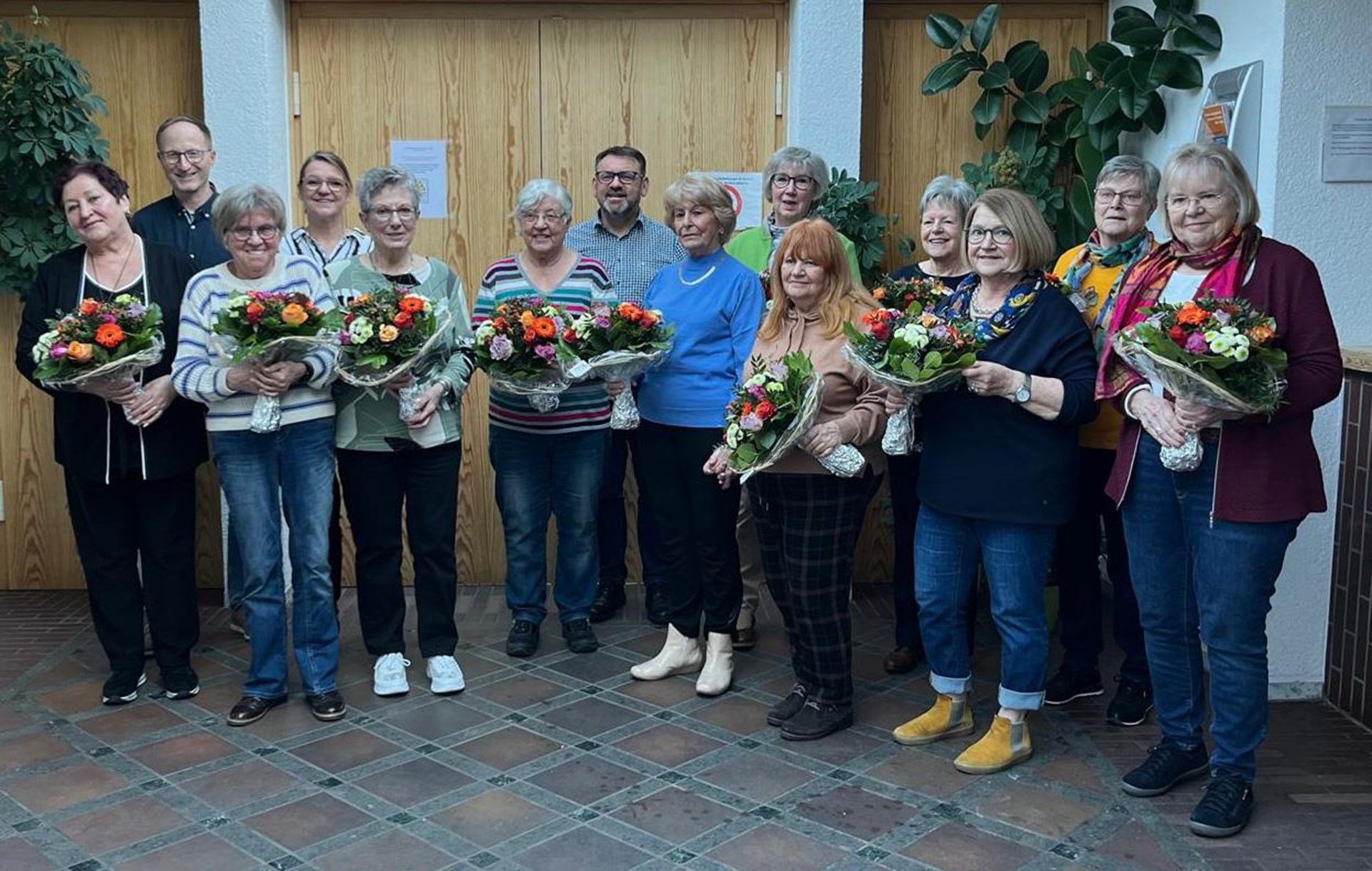 Gruppenfoto der gehrten Ehrenamtlichen gemeinsam mit Einrichtungsleiterin Antje Schönau Fleckenstein, Joachim Grämer und Rainer Lehmler.