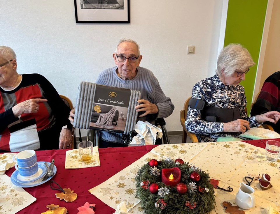 Bewohnerinnen und Bewohner des Caritas-Altenzentrums St. Josef in Arzbach feiern Weihnachten gemeinsam bei festlich gedeckten Tischen, Geschenkübergaben und gemütlichem Beisammensein in weihnachtlicher Atmosphäre.