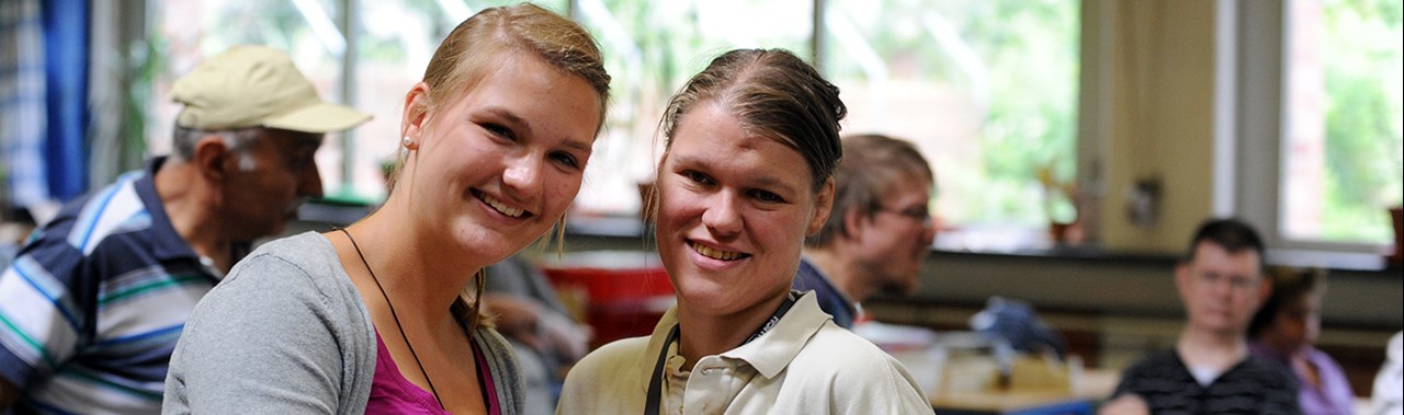 Zwei lachende Frauen