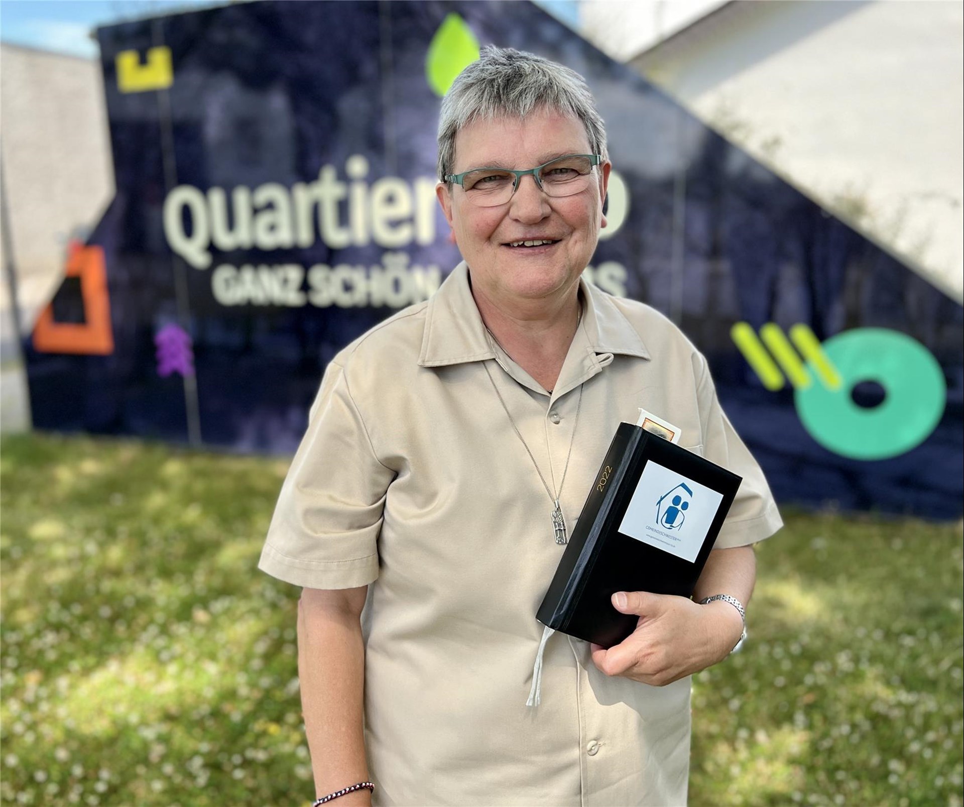 Gemeindeschwester plus Schwester Barabara Spiegelhoff lächelt in die Kamera.