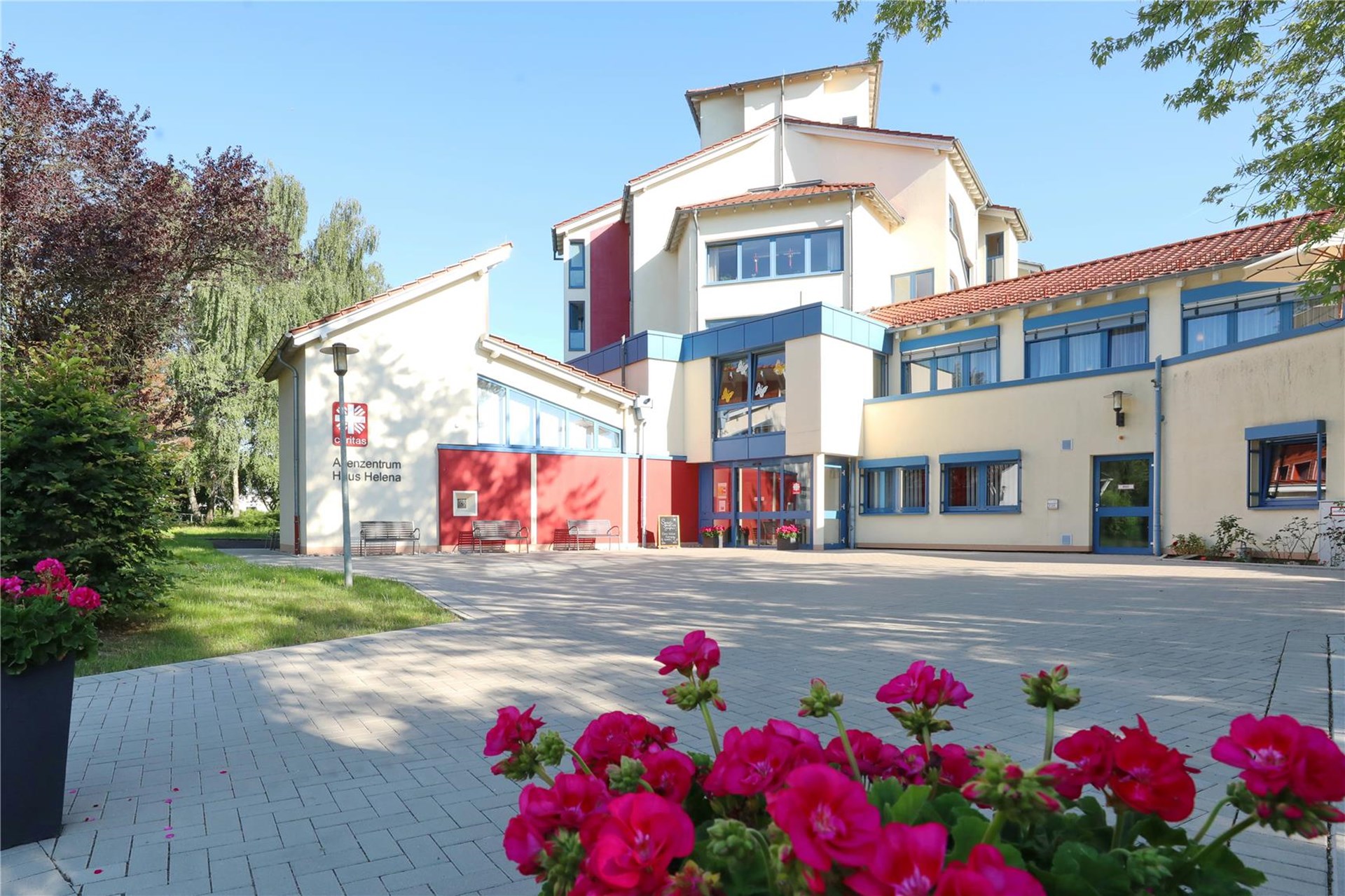 Eingangsbereich vor dem Caritas-Altenzentrum Haus Helena in Hachenburg