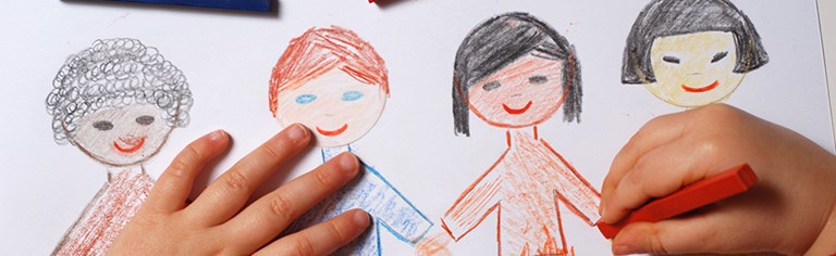 Kind zeichnet eine Familie